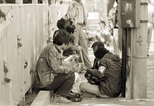 [저작권 한국일보]내신 기자들이 27일 전남도청 앞 거리에 모여 앉아 끼니를 때우고 있다.