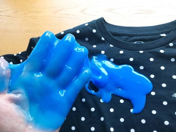 '앗'하는 순간 파란 슬라임이 손가락 사이를 타고 흘러내려 옷에 떨어졌다.