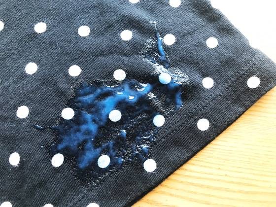 휴지로 슬라임을 일차 닦아냈지만 옷에는 끈적한 자국이 아직도 남아있다.