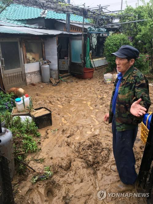 "간밤에 몸만 겨우 빠져 나왔어요" (평창=연합뉴스) 이재현 기자 = 18일 강원 평창군 대관령면 횡계리 일대가 밤사이 쏟아진 폭우로 하천이 범람, 62가구가 침수한 가운데 피해 주민이 피해 상황을 설명하고 있다. 이 마을 주민 120여명은 이날 오전 1시께 잠을 자다가 갑자기 대피하라는 안내 방송에 몸만 겨우 빠져나와 마을회관으로 대피했다.     jlee@yna.co.kr