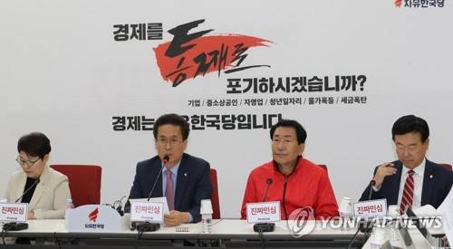 지방선거 공약 발표하는 자유한국당 (서울=연합뉴스) 하사헌 기자 = 자유한국당 함진규 정책위의장(왼쪽두번째)이 11일 오전 국회에서 지방선거 서민, 중산층, 노동자 공약을 발표하고 있다. 2018.5.11      toadboy@yna.co.kr