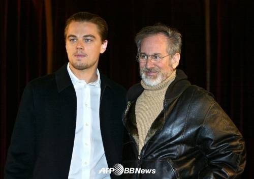 레오나르도 디카프리오와 스티븐 스필버그(사진 오른쪽)/AFPBBNews=뉴스1