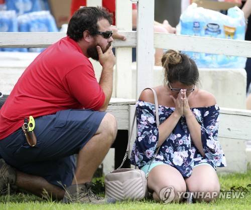 총기난사 현장 애타는 학부모