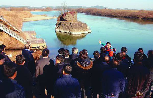 경남 의령 남강의 ‘솥바위’(정암)는 반경 20리 안에 세 명의 갑부가 탄생한다는 전설에다, 실제로 인근에 삼성·엘지·효성그룹 창업주의 생가가 자리해 ‘부자의 기운’을 받고자 하는 세인들 사이에 명소가 됐다. <한겨레> 자료사진