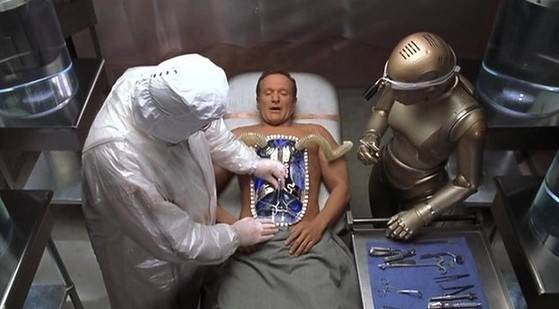 가사용 로봇이었던 마틴은 인간이 되고 싶어 인조 피부를 이식받고 실제 인간과 똑같은 형상을 갖게 된다. [바이센테니얼 맨]