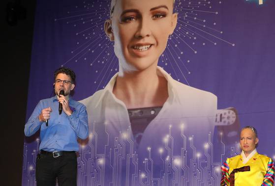 인공지능 휴머노이드 소피아와 이를 개발한 핸슨 로보틱스의 데이비드 핸슨 CEO. [중앙포토]