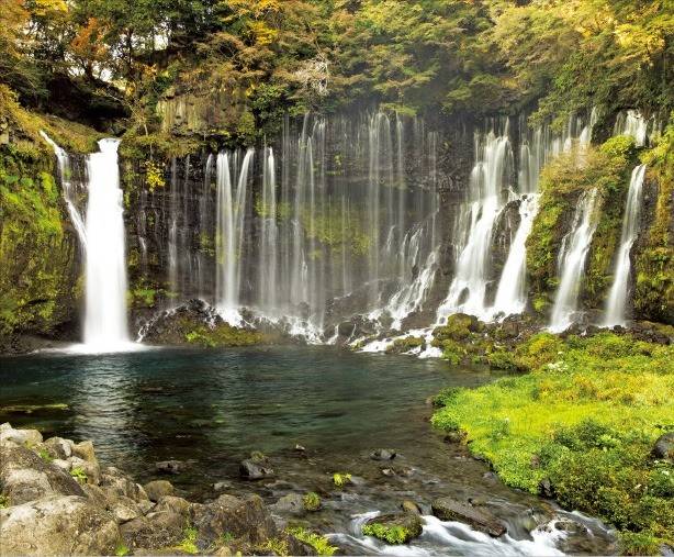 후지산 눈이 녹아 흘러내리는 후지노미야의 시라이토 폭포.