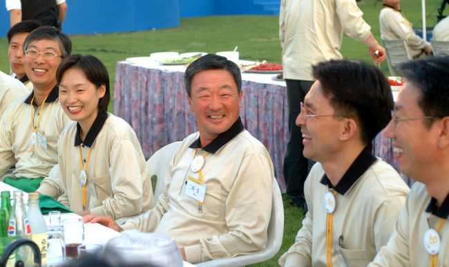 2002년 5월 구본무 회장(가운데)이 직원들과 대화를 나누는 모습. [사진제공=LG]　