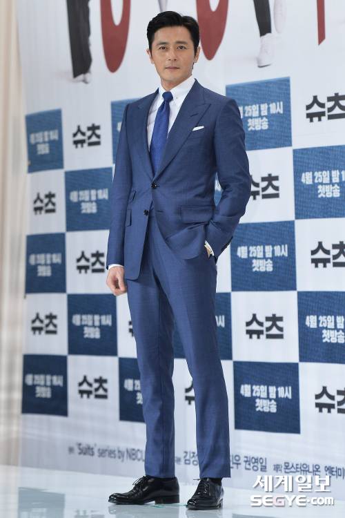 배우 장동건이 지난달 23일 서울 영등포구 타임스퀘어 아모리스홀에서 진행된 KBS 2TV 수목드라마 ‘슈츠’의 제작발표회에 참석해 포즈를 취하고 있다.