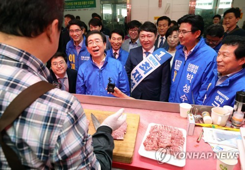 가락시장 방문한 박원순 (서울=연합뉴스) 박동주 기자 = 3선에 도전하는 더불어민주당 박원순 서울시장 후보가 15일 오전 가락시장을 방문해 상인과 대화하고 있다. 2018.5.15      pdj6635@yna.co.kr