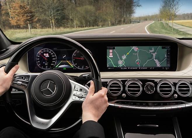 부분 변경 후 S클래스 콕핏 / 사진=다임러