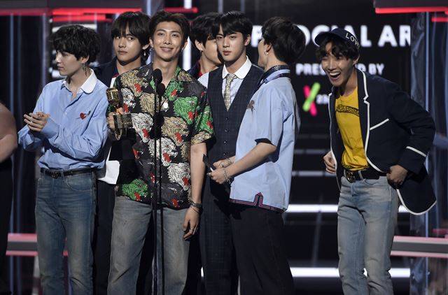 '방탄소년단'이 20일(현지시간) 미 네바다주 라스베이거스 MGM 그랜드 가든 아레나에서 열린 ' 2018 빌보드 뮤직 어워즈(BBMA)에서 한국 가수 최초로  '톱 소셜 아티스트' 상을 2년 연속 수상한 가운데 무대 위에 올라 수상소감을 말하고 있다. AP  연합뉴스