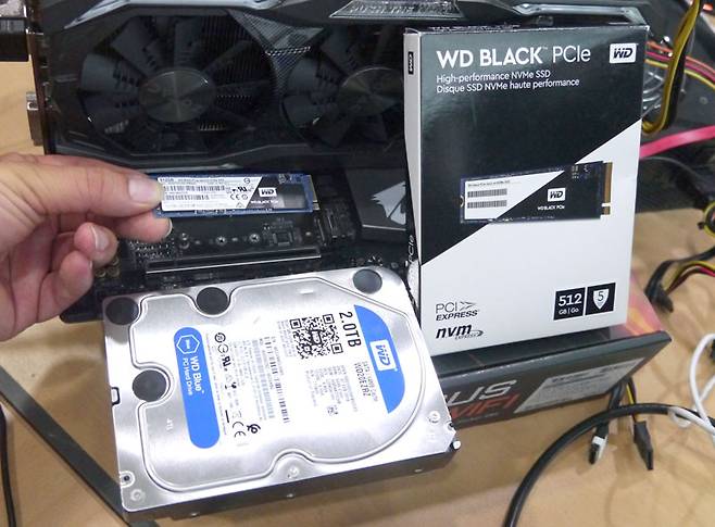 테스트에 이용한 WD 블랙 NVMe SSD와 WD 블루 HDD
