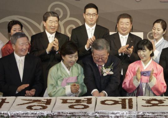 The LG Group owner family at the 88th birthday party of Koo Ja-kyung (front row third from left), honorary chairman of LG, in April 2012. This is the only picture released to the public showing Koo Bon-moo (front row left), chairman of LG; Koo Bon-joon, vice chairman of LG; Koo Kwang-mo, executive director of LG Electronics; Koo Bon-neung (from the second from left in the back row), chairman of Heesung Group; and Koo Bon-sik (back row second from right) vice chairman of Heesung Group. Kyunghyang Shinmun file photo