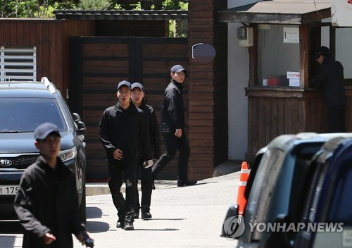 내년까지 전두환-노태우 경비인력 모두 철수 (서울=연합뉴스) 윤동진 기자 = 이철성 경찰청장이 21일 기자간담회에서 "(전두환·노태우 전 대통령에 대한) 경비 인력을 올해 20% 감축하고, 내년까지 전부 철수할 계획"이라고 밝혔다. 사진은 이날 오후 전두환 전 대통령의 연희동 자택 앞 모습.       mon@yna.co.kr