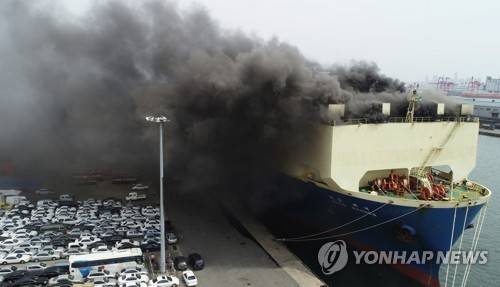 검은 연기 가득 (인천=연합뉴스) 김도훈 기자 = 21일 오후 인천시 중구 인천항 1부두에서 화재가 발생한 5만t급 화물선에서 검은 연기가 피어오르고 있다. 이 선박은 리비아로 수출할 중고차 2천여 대를 선적한 것으로 알려졌다. 2018.5.21      superdoo82@yna.co.kr