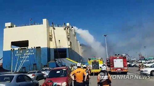 인천항 정박 화물선서 큰불 21일 오전 9시 39분께 인천시 중구 인천항 1부두에 정박한 화물선에서 큰불이 났다. 사진은 사고 현장 모습. [인천소방본부 제공=연합뉴스]