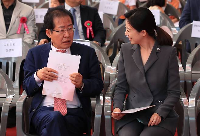 봉축 법요식 참석한 홍준표-배현진   (서울=연합뉴스) 한종찬 기자 = 자유한국당 홍준표 대표(왼쪽)가 부처님오신날인 22일 오전 서울 종로 조계사에서 열린 봉축법요식에서 배현진 당 중앙선거대책위원회 대변인과 대화하고 있다. 2018.5.22   saba@yna.co.kr (끝) <저작권자(c) 연합뉴스, 무단 전재-재배포 금지>
