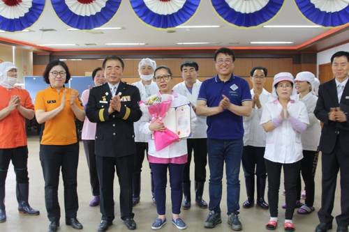 하트세이버와 소방청장상 받은 의인(가운데) [광주 북부소방서 제공=연합뉴스]