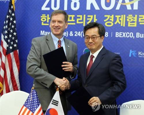 악수하는 김동연 부총리와 그린 처장 (부산=연합뉴스) 이세원 기자 = 김동연 경제부총리 겸 기획재정부 장관과 마크 그린 미국 국제개발처(USAID) 처장이 22일 오후 부산 벡스코에서 아프리카 전력사업 지원과 관련한 양해각서를 체결한 후 악수하고 있다. 2018.5.22      sewonlee@yna.co.kr