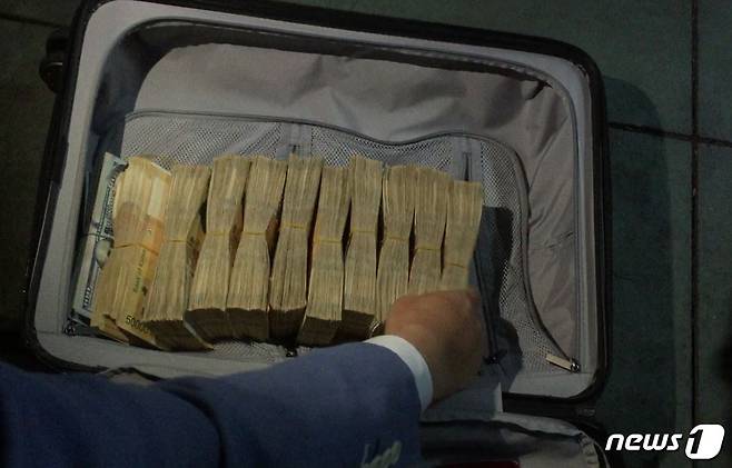 불법 웹툰사이트 '밤토끼' 운영자가 몰고다니던 차 안에서 발견된 현금 1억 2000만원 상당.(부산지방경찰청 제공)© News1
