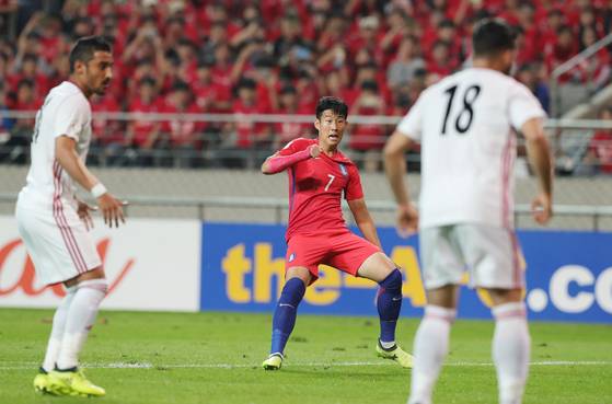 손흥민이 지난해 8월 31일 러시아월드컵 아시아 최종예선 이란과의 경기에서 경기 도중 프리킥을 시도하고 있다. [일간스포츠]