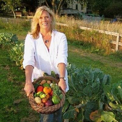 식이요법에 들어가는 음식 재료를 들고있는 캐시 베로. [사진=캐시 베로 트위터]