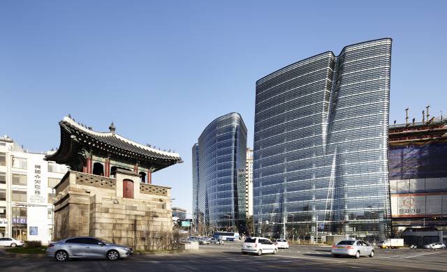 경복궁 앞 동십자각과 마주하고 있는 트윈트리타워. 경복궁과 동십자각 앞이라는 역사성과 고(故) 김수근 건축가의 한국일보 사옥 자리란 장소성이 더해져 도시의 맥락을 고려한 계획이 중요했다./사진제공=조병수건축연구소·김용관 사진작가