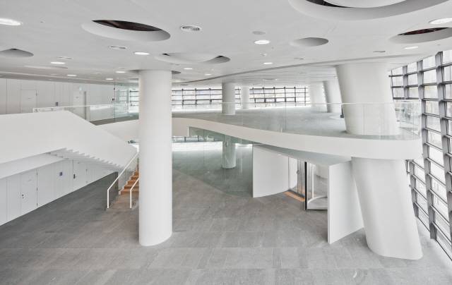 포스트텐션 공법을 적용해 얇은 슬래브. 트윈트리타워는 포스트텐션 공법을 적용해 보 없이 25cm 무량판을 10m까지 지탱하게 함으로써 3.66m의 층고를 확보하고 규제상 15층까지밖에 안 되던 층을 17층으로 늘렸다. /사진제공=조병수건축연구소·김용관 사진작가