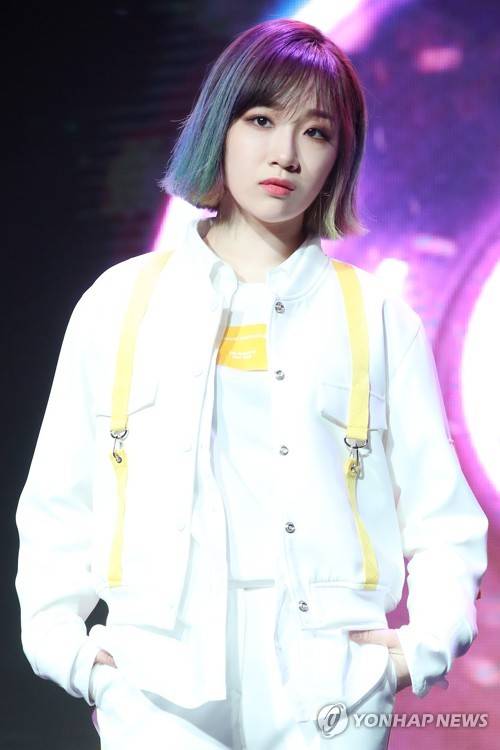 유나킴, 새로운 변신 (서울=연합뉴스) 진연수 기자 = 그룹 칸(KHAN) 유나킴이 23일 오후 서울 마포구 서교동 무브홀에서 열린 첫 번째 디지털 싱글 '아임 유어 걸(I'm Your Girl)?' 발매 쇼케이스에서 포즈를 취하고 있다. 2018.5.23