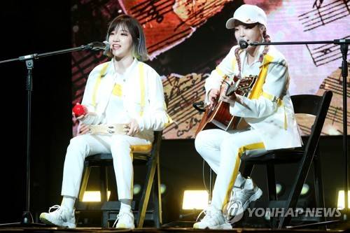 '완성형 듀오-유나킴과 전민주' (서울=연합뉴스) 진연수 기자 = 그룹 칸(KHAN)의 유나킴과 전민주가 23일 오후 서울 마포구 서교동 무브홀에서 열린 첫 번째 디지털 싱글 '아임 유어 걸(I'm Your Girl)?' 발매 쇼케이스에서 방탄소년단의 DNA를 열창하고 있다. 2018.5.23