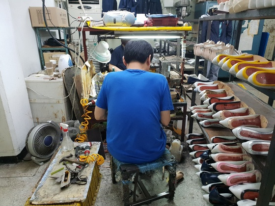 지난 17일 서울 성동구 성수동 수제화 공장 내 제화공이 구두를 만들고 있다. 여성국 기자