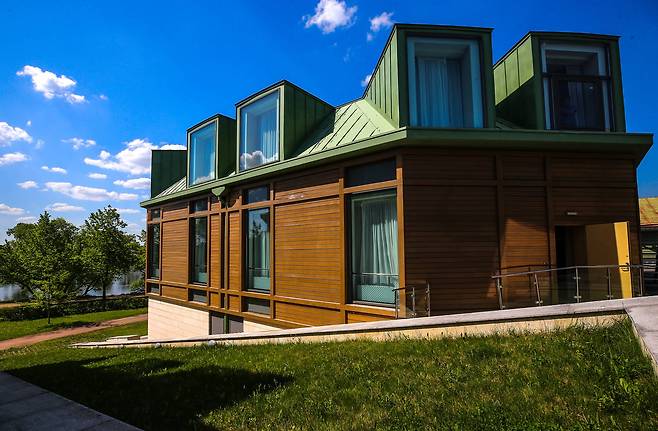 뉴 피터호프 호텔 외부 전경. 주변에 호수가 있어 산책하며 휴식하기에 좋다. [연합뉴스]