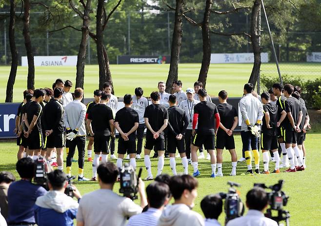 신태용 감독이 24일 오후 파주NFC에서 훈련 전 선수들에게 이야기하고 있다. 임현동 기자