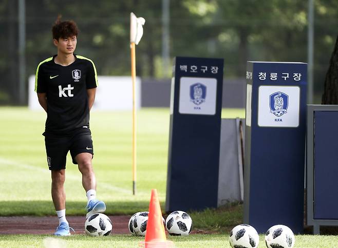 부상에서 회복중인 김진수가 24일 파주NFC에서 게임으로 몸을 푸는 기성용, 이청용, 고요한 박주호를 멀리서 바라보고 있다. 임현동 기자