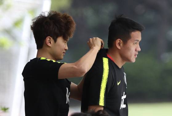 부상에서 회복중인 김진수(왼쪽)가 훈련에 참가하는 홍철의 옷을 정리해 주고 있다. 임현동 기자