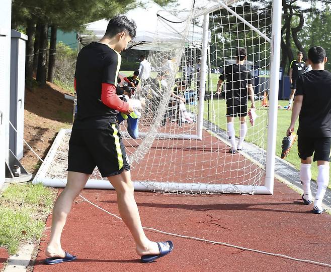 24일 오후 손흥민이 축구화를 들고 파주NFC 훈련장으로 나오고 있다.. 임현동 기자