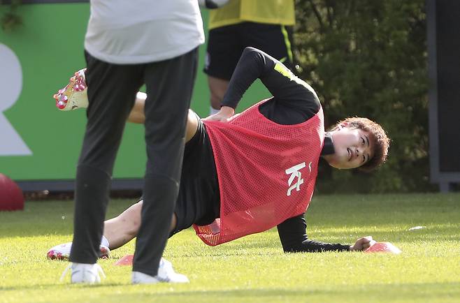 기성용이 스트레칭을 하고 있다. 임현동 기자