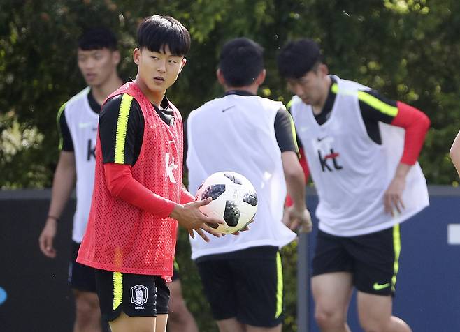 이승우가 공을 들고 훈련하는 동료들을 바라보고 있다 . 임현동 기자