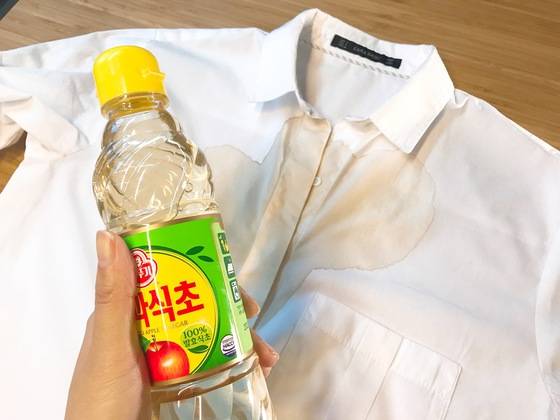 본격적인 얼룩 제거는 식초를 사용한다.