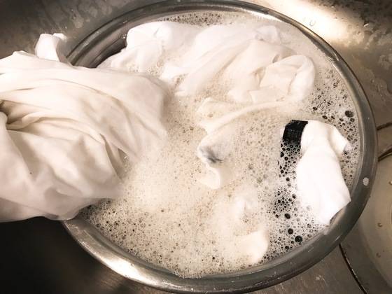 얼룩이 심할 때는 식초와 물을 1:1로 섞고 주방세제를 조금 넣은 물에 옷을 담근다.