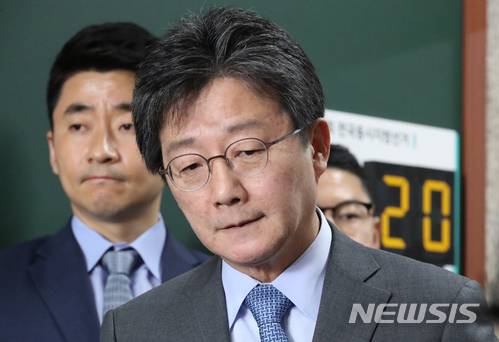 【서울=뉴시스】고승민 기자 = 바른미래당 유승민 공동대표가 24일 오후 서울 여의도 국회에서 송파 을 국회의원 재선거 공천 결론을 위한 비공개 최고위원회의에 참석하던 중 취재진 질문에 답하고 있다.송파을은 '유승민계'와 '안철수계'가 팽팽한 기싸움을 벌이는 지역이다. 2018.05.24. kkssmm99@newsis.com