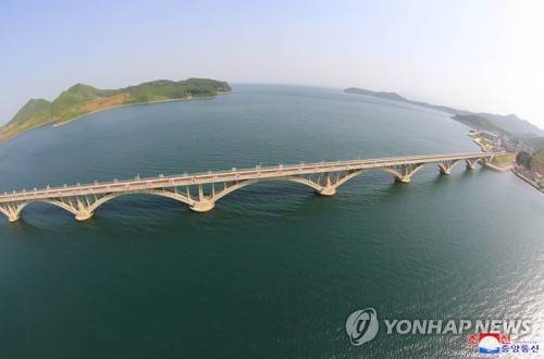 북한 강원도 철로 (평양 조선중앙통신=연합뉴스) 김정은 북한 국무위원장이 시찰했다고 조선중앙통신이 25일 보도한 강원도 지역에 새로 완공된 고암∼답촌 철로.       [국내에서만 사용가능. 재배포 금지. For Use Only in the Republic of Korea. No Redistribution]    photo@yna.co.kr