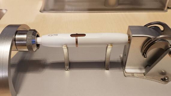 아이코스가 사이언스 머신에 꽂혀 있다.(사진=강신우 기자)