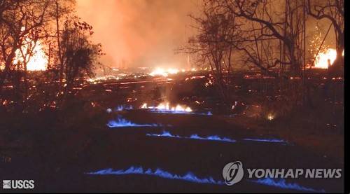 하와이 화산 용암에서 비치는 특이한 푸른 빛 [AP=연합뉴스]