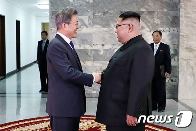 문재인 대통령과 김정은 국무위원장이 26일 오후 판문점 북측 통일각에서 정상회담을 하기 앞서 악수하고 있다.(청와대 제공)2018.5.26/뉴스1