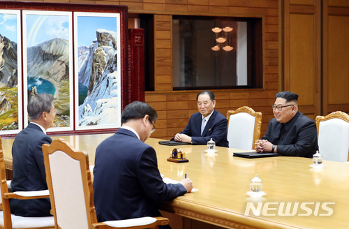 【서울=뉴시스】문재인 대통령이 김정은 국무위원장이 26일 오후 판문점 북측 통일각에서 제2차 남북정상회담을 하고 있다. 2018.05.27. (사진=청와대 제공)   photo@newsis.com  <저작권자ⓒ 공감언론 뉴시스통신사. 무단전재-재배포 금지.>