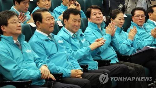 바른미래당 중앙선대위 발대식 개최 (서울=연합뉴스) 최재구 기자 = 바른미래당 박주선, 유승민 공동대표 등이 21일 국회 도서관에서 열린 중앙선거대책위원회 발대식 및 전국 공천자 대회에서 박수치고 있다. 왼쪽부터 유승민, 박주선 공동대표, 손학규 선대위원장, 안철수 서울시장 후보, 권은희 선대위부위원장. 2018.5.21      jjaeck9@yna.co.kr