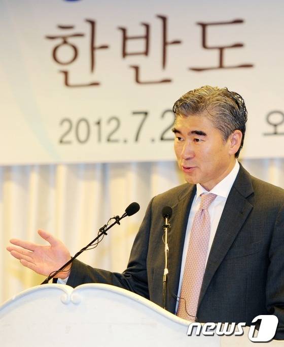 성 김  주필리핀 미국대사.  2012.7.25/뉴스