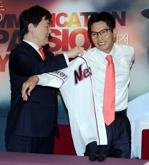 이장석대표(왼쪽)가 신임 염경엽 감독에게 유니폼을 입혀 주고 있다. 2012.10.18 이주상기자 rainbow@sportsseoul.com